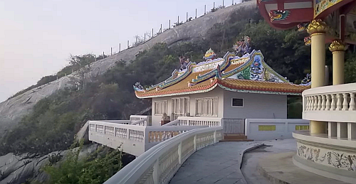 Wat Khao Takiab: Hua Hin's Monkey Mountain Adventure
